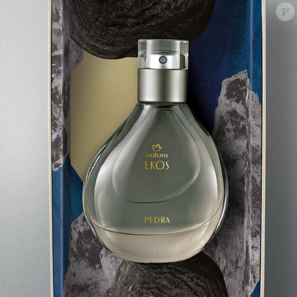 Vendido em frasco de 50 ml por R$ 389,90, o Ekos Pedra busca traduzir a riqueza da floresta amazônica por meio de uma composição com notas aromáticas e minerais da resina do breu, reforçando a identidade da linha Perfumaria Ekos