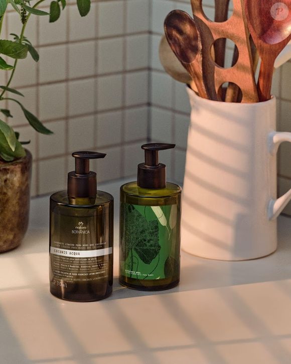 O sabonete líquido, com limpeza suave e sem sulfatos, incorpora um ativo neutralizador de odores à base de Saccharomyces Ferment, um fermento biológico capaz de eliminar aromas típicos do preparo de alimentos como cebola, alho e gorduras sem agredir a pele.