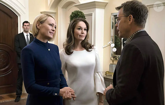 A série 'House Of Cards', famosa no streaming da Netflix, mostra ao público muito drama político, falando a respeito dos jogos de poder que as pessoas são capazes de fazer, para conseguirem aquilo que quer.