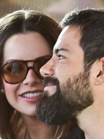 Sandy curte show em clima de intimidade com namorado, o médico Pedro Andrade, mas presença rara de Simaria rouba a cena. Fotos!