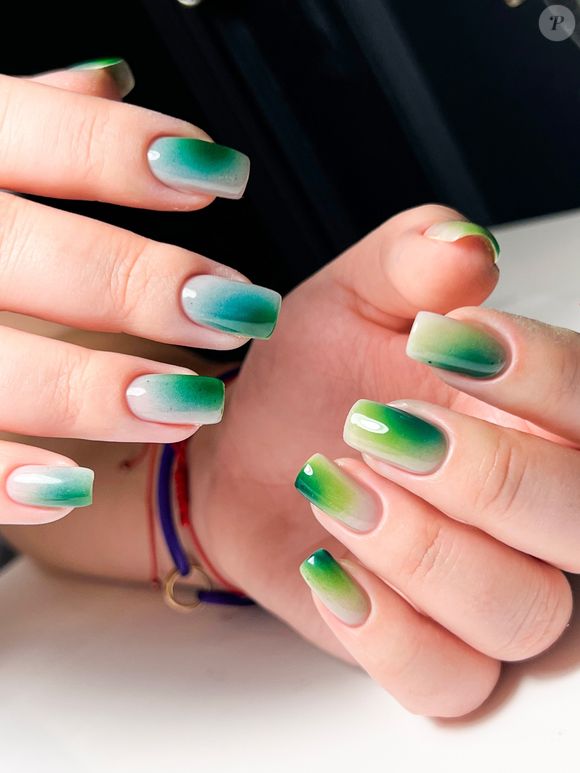 Unhas em tom de matcha ficam lindas com outros tons de verde