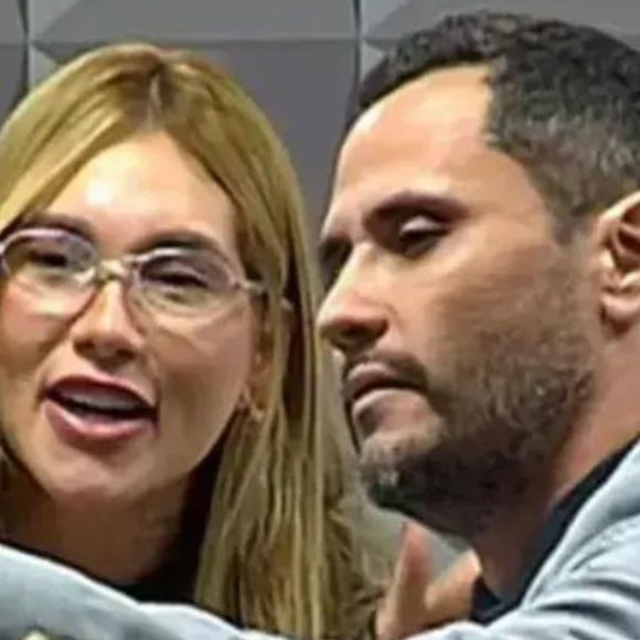 Os óculos ovais com armação de metal prateado brilhante da influenciadora ajudaram a construir uma narrativa de "juventude, afeto e suposta inocência"