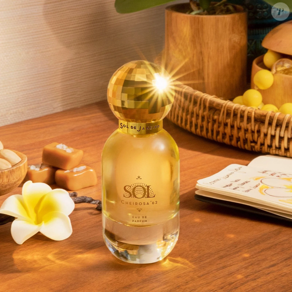 O Sol Cheirosa ‘62, da Sol de Janeiro, combina pistache, amêndoas, jasmim, heliotrópio, baunilha, caramelo salgado e sândalo em uma proposta doce e solar