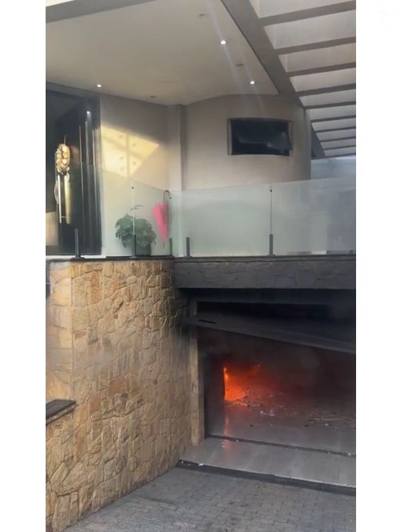 Incêndio na casa dos pais de MC Gui mobilizou quatro viaturas do Corpo de Bombeiros e começou por volta das 7h de 12 de abril de 2026