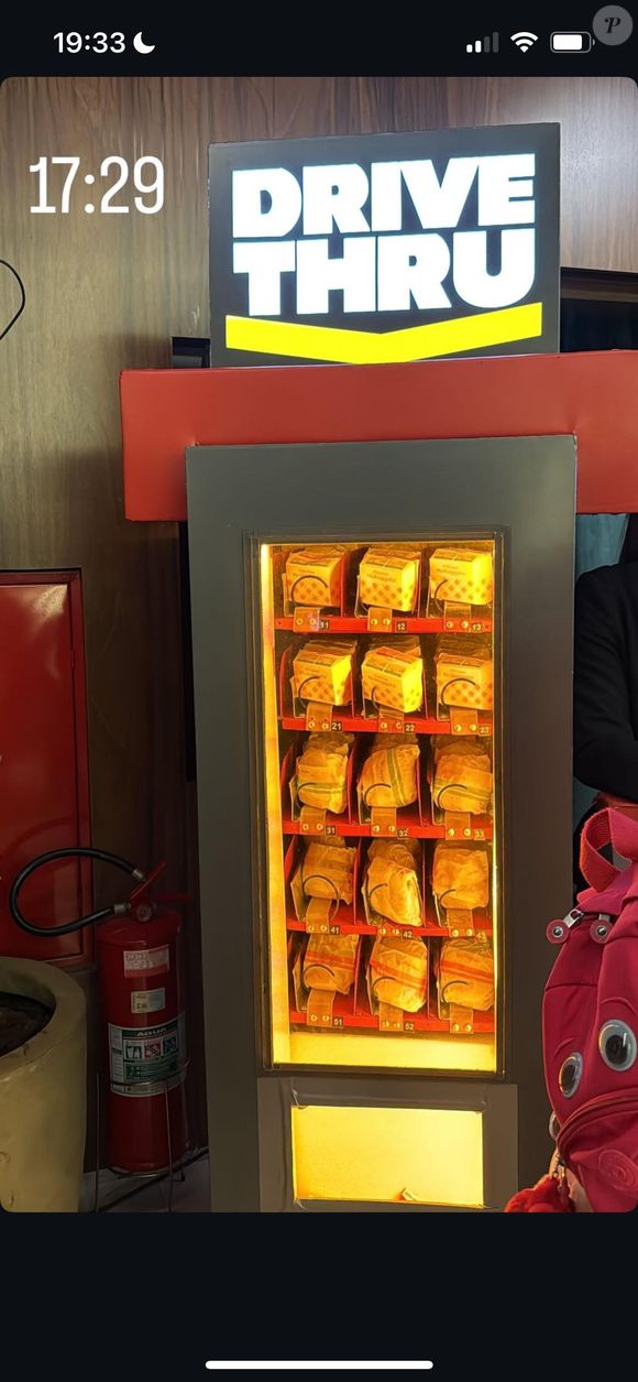 Evento contou com comidas especiais em um drive thru
