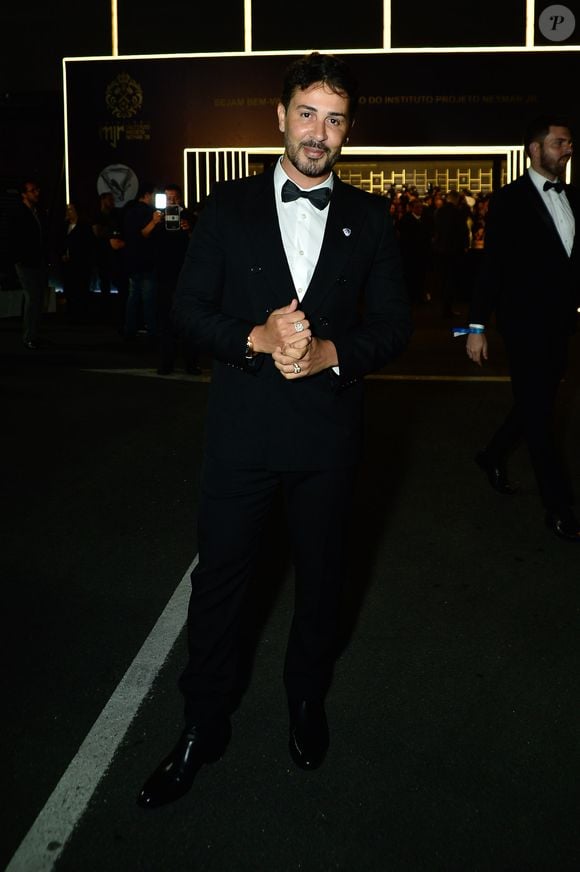 Carlinhos Maia: usou um tuxedo preto de abotoamento duplo (double-breasted), camisa social branca, gravata borboleta preta e sapatos sociais de couro preto brilhante