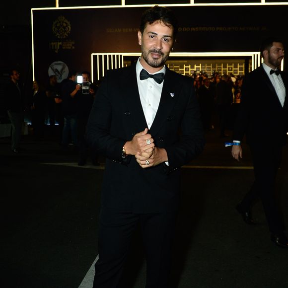Carlinhos Maia: usou um tuxedo preto de abotoamento duplo (double-breasted), camisa social branca, gravata borboleta preta e sapatos sociais de couro preto brilhante