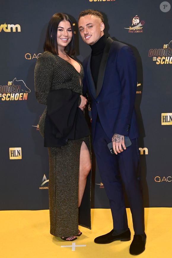 Noa Lang mantém um relacionamento de longa data com a influenciadora Blossom de Weerd (conhecida nas redes sociais como Blossom Blue).O casal está junto desde a época em que ele jogava pelo Ajax e tem uma família com três filhos: Navy Livai, Ryver Oakley e a enteada mais velha de Blossom