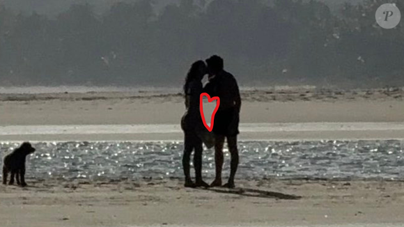 O beijo de Bruna Marquezine e Shawn Mendes em uma praia de São Miguel dos Milagres, em Alagoas, ganhou um significado ainda mais especial após internautas notarem que as sombras dos corpos formam um coração. O detalhe simbólico passou despercebido por muitos, mas viralizou nas redes sociais