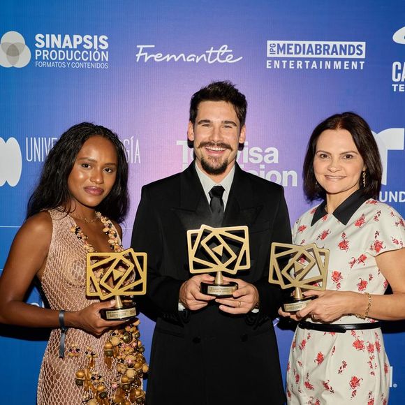 Nicolas Prattes ao lado de Duda Santos