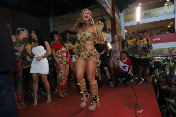 Paolla Oliveira é mais uma vez a rainha de bateria da Grande Rio