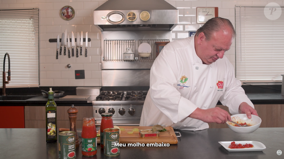 Depois, disponha o molho de tomate e os tomates pelados, misturados, em uma travessa, acrescentando a sardinha por cima
