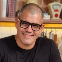 Ator de 'Três Graças', Juliano Cazarré é detonado por famosos ao lançar evento contra o 'enfraquecimento de homens'; Marjorie Estiano, Claudia Abreu e mais criticam o ator