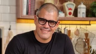 Ator de 'Três Graças', Juliano Cazarré é detonado por famosos ao lançar evento contra o 'enfraquecimento de homens'; Marjorie Estiano, Claudia Abreu e mais criticam o ator