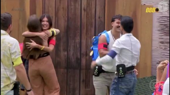 Raissa abraçou Vitória Strada com força no 'BBB 25'