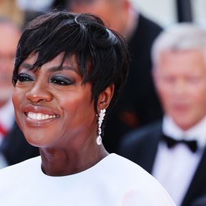 Entre bixies, bobs modernos e franjas alongadas, as tendências de cabelo para 2026 mostram que praticidade e sofisticação podem caminhar juntas; e o visual de Viola Davis é a prova de que elegância e naturalidade nunca saem de moda