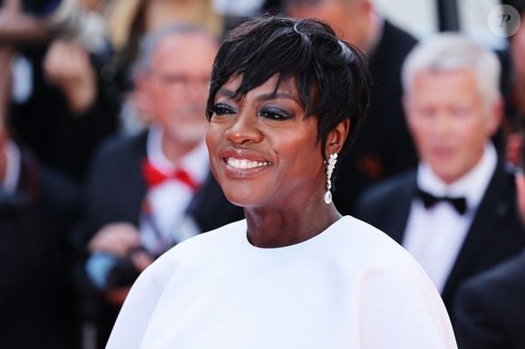 Entre bixies, bobs modernos e franjas alongadas, as tendências de cabelo para 2026 mostram que praticidade e sofisticação podem caminhar juntas; e o visual de Viola Davis é a prova de que elegância e naturalidade nunca saem de moda