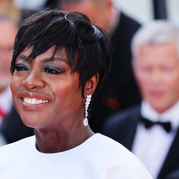 Entre bixies, bobs modernos e franjas alongadas, as tendências de cabelo para 2026 mostram que praticidade e sofisticação podem caminhar juntas; e o visual de Viola Davis é a prova de que elegância e naturalidade nunca saem de moda
