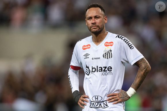 Neymar se irritou ao ser driblado por Robinho Jr. e pediu para ele ‘maneirar’. Os dois passaram a discutir e começou um empurra-empurra. As informações são do Globo Esporte