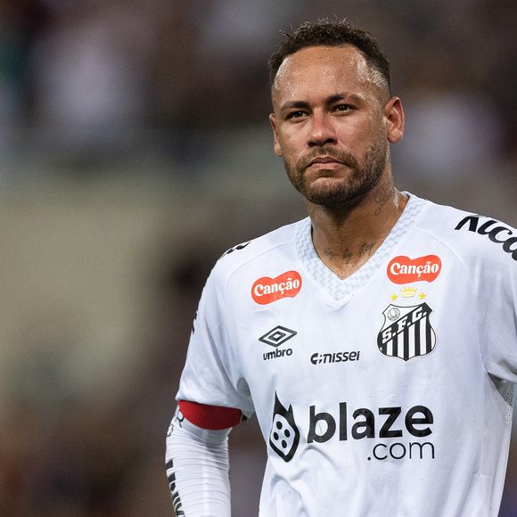 Neymar se irritou ao ser driblado por Robinho Jr. e pediu para ele ‘maneirar’. Os dois passaram a discutir e começou um empurra-empurra. As informações são do Globo Esporte