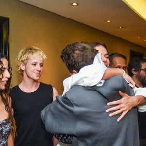 Bruna Marquezine é reconhecida não apenas por sua carreira, mas também por seu carisma e presença marcante em eventos sociais e culturais.