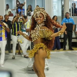 Rainha de bateria do Paraíso do Tuiuti, Mayara Lima mostrou todo seu samba no pé com um look mínimo dourado e repleto de detalhes brancos