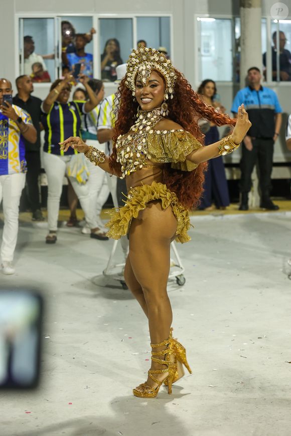 Rainha de bateria do Paraíso do Tuiuti, Mayara Lima mostrou todo seu samba no pé com um look mínimo dourado e repleto de detalhes brancos