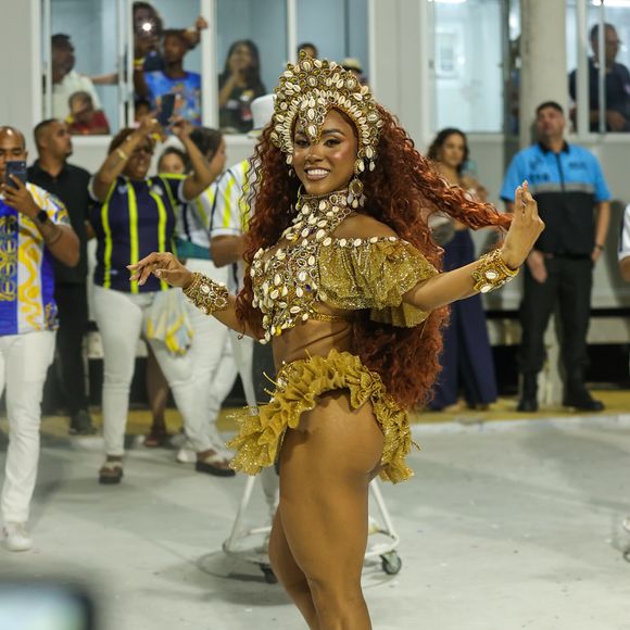 Rainha de bateria do Paraíso do Tuiuti, Mayara Lima mostrou todo seu samba no pé com um look mínimo dourado e repleto de detalhes brancos