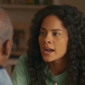 Web volta atrás e reconhece talento de Maria de Fátima (Bella Campos) em cena com seu avô Salvador (Antonio Pitanga) na estreia de 'Vale Tudo'