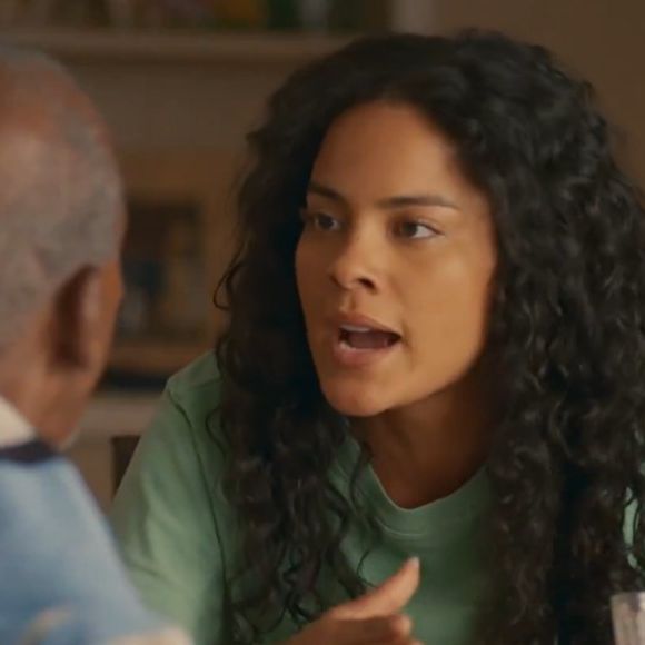 Web volta atrás e reconhece talento de Maria de Fátima (Bella Campos) em cena com seu avô Salvador (Antonio Pitanga) na estreia de 'Vale Tudo'