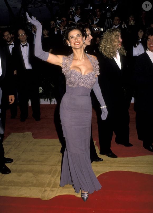 Demi Moore nos mostrou como os vestidos atemporais de tapete vermelho realmente funcionam no Oscar de 1992.