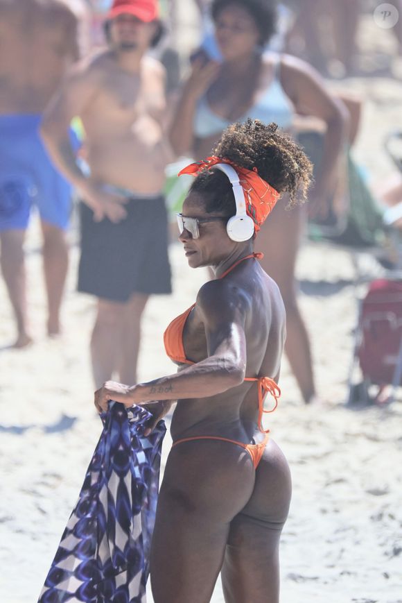 Aos 52 anos de idade, Adriana Bombom chamou atenção para sua boa forma