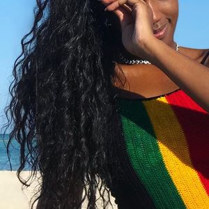 O maiô multicolorido em tons de vermelho, amarelo e verde, foi aposta de Iza em Punta Cana em viagem feita pela cantora em 2018
