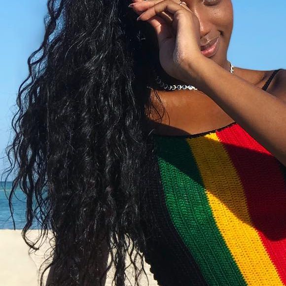 O maiô multicolorido em tons de vermelho, amarelo e verde, foi aposta de Iza em Punta Cana em viagem feita pela cantora em 2018
