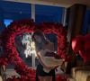 Richarlison e Amanda Araújo posaram juntos após o pedido de casamento em Londres. A surpresa aconteceu em uma suíte do Shangri-La The Shard, com decoração romântica preparada pelo jogador