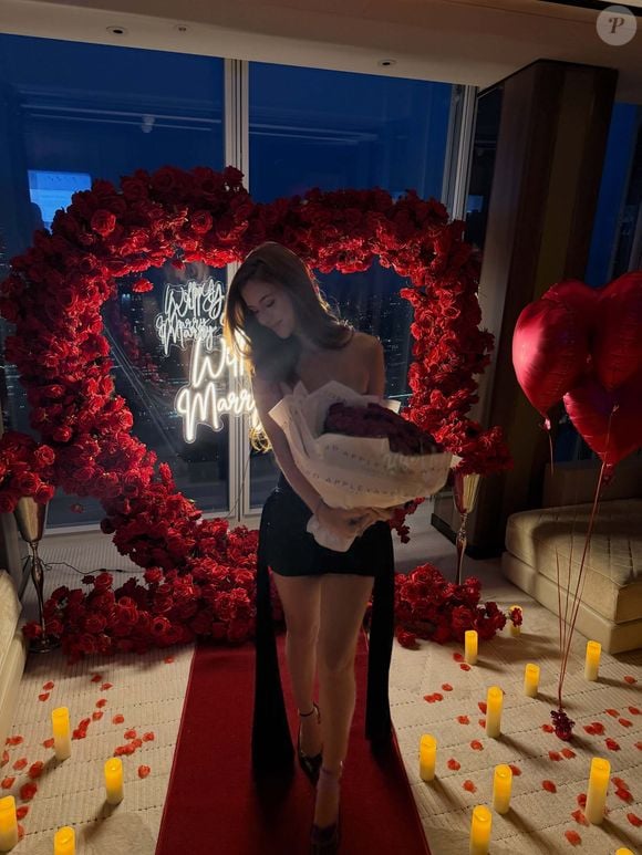 Richarlison e Amanda Araújo posaram juntos após o pedido de casamento em Londres. A surpresa aconteceu em uma suíte do Shangri-La The Shard, com decoração romântica preparada pelo jogador