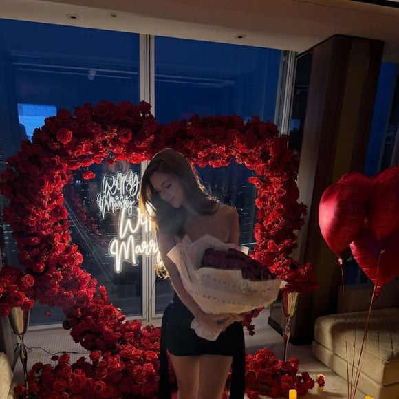 Richarlison e Amanda Araújo posaram juntos após o pedido de casamento em Londres. A surpresa aconteceu em uma suíte do Shangri-La The Shard, com decoração romântica preparada pelo jogador