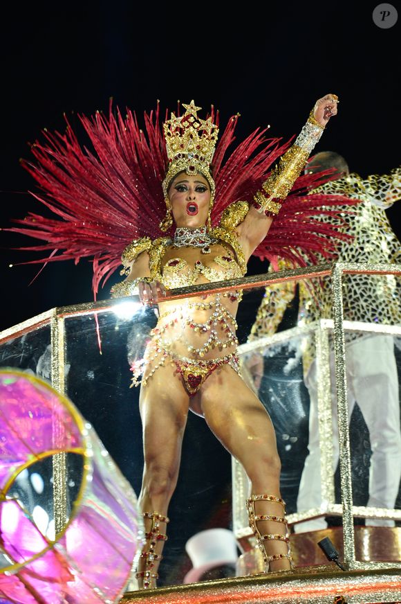 Juliana Paes subiu em carro alegórico durante o desfile campeão do Carnaval 2026