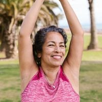 4 hábitos estranhos de mulheres 50+ que não se sentem cansadas - e você provavelmente não faz, segundo nutricionista especializada em metabolismo feminino