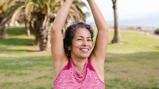 4 hábitos estranhos de mulheres 50+ que não se sentem cansadas - e você provavelmente não faz, segundo nutricionista especializada em metabolismo feminino