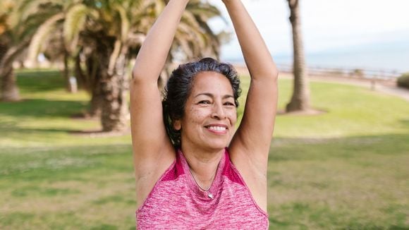 4 hábitos estranhos de mulheres 50+ que não se sentem cansadas - e você provavelmente não faz, segundo nutricionista especializada em metabolismo feminino