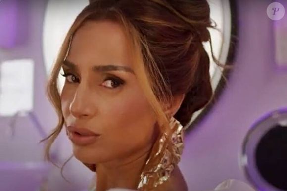 Os maxibrincos voltaram a ser tendência depois que Lola apareceu usando modelos em formatos esculturais, ótimos para combinar com cabelos presos, decotes elegantes e produções minimalistas para equilibrar o visual.