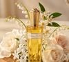 As notas de Madame Rochas revelam a sofisticação da perfumaria francesa: a saída combina a delicadeza do lírio do vale e do neroli, o coração floresce com jasmim e rosa, enquanto a base de sândalo e cedro deixa um rastro elegante, acolhedor e atemporal na pele