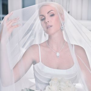 O casamento de Ana Hickmann e Edu Guedes, realizado no último sábado (12), na Fazenda Casa Gialla, em Araras, interior de São Paulo, apostou no branco como protagonista da decoração e do buquê