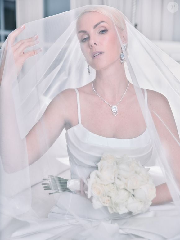 O casamento de Ana Hickmann e Edu Guedes, realizado no último sábado (12), na Fazenda Casa Gialla, em Araras, interior de São Paulo, apostou no branco como protagonista da decoração e do buquê