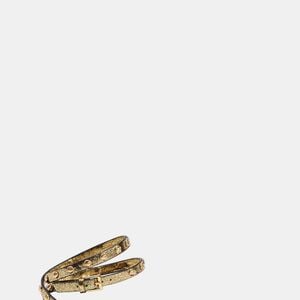 Sofisticada e cheia de personalidade, a rasteirinha de R$ 279 da Zara aposta em acabamento laminado e tiras com tachas em formato de conchas, trazendo um equilíbrio entre leveza orgânica e elegância moderna
