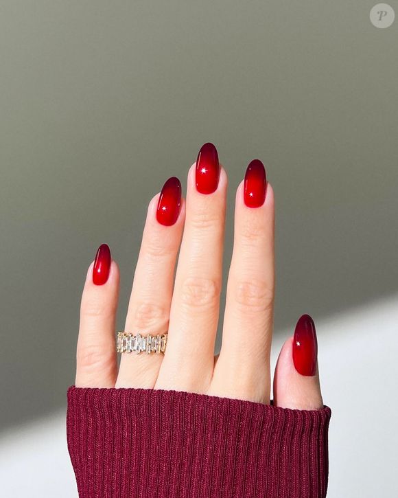 Apostar em nail arts vermelhas é uma forma elegante de alinhar beleza e boas energias em 2026
