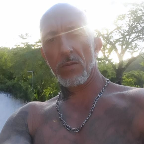 Cristian Cravinhos foi banido de plataformas de conteúdo adulto após a repercussão de um vídeo com taco de madeira