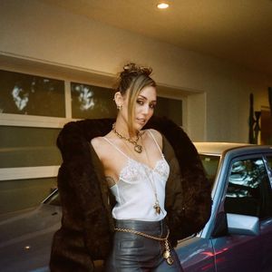 Quem ajudou a reacender essa tendência foi Miley Cyrus. A cantora apareceu no programa Jimmy Kimmel Live! no início de dezembro usando um look perfeito para as festas, mas foi o cabelo que roubou a cena.