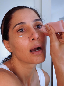 Esses dois cremes da Cerave são o truque de um maquiador profissional para dizer adeus às olheiras e evitar que a maquiagem resseque